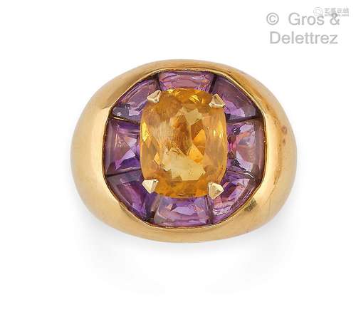 Bague en or jaune, ornée d’une citrine de forme coussin dans...