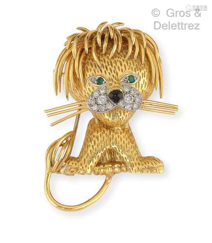 « Lion ébouriffé » – Broche en or jaune guilloché, les babin...