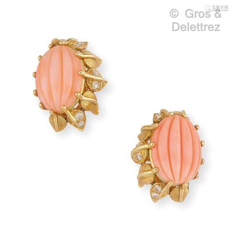 Paire de clips d’oreilles en or jaune, ornés de corail peau ...