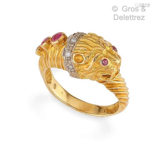 Bague « Chimère » en or jaune ciselé, ornée de rubis et diam...