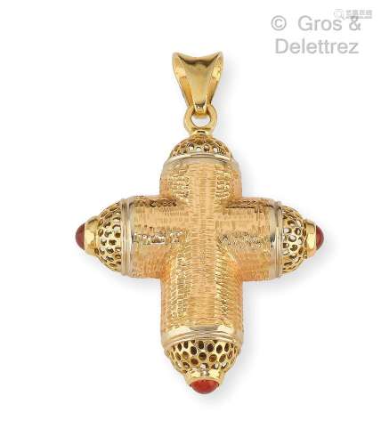 Pendentif « Croix » en or jaune guilloché et ajouré, serti a...