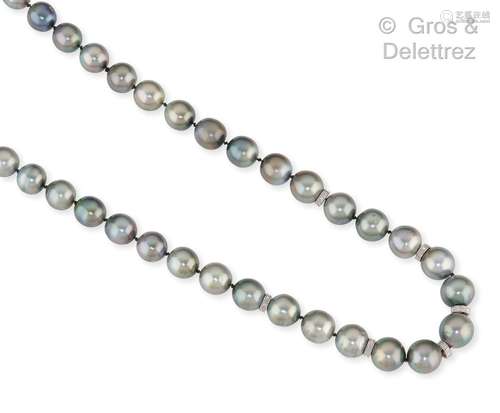 Collier composé d’une légère chute de perles de culture gris...