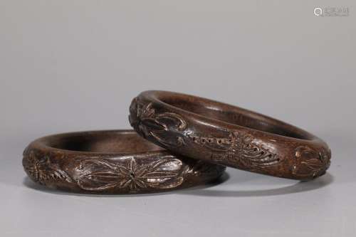 CHINESE AGARWOOD BANGLE WITH CARVED 'BUTTERFLY AND FLORA...