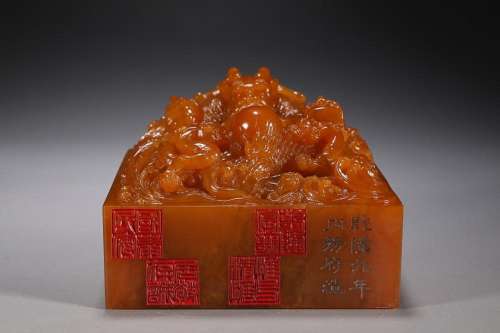 CHINESE TIANHUANG STONE SEAL WITH CARVED 'DRAGON' KN...
