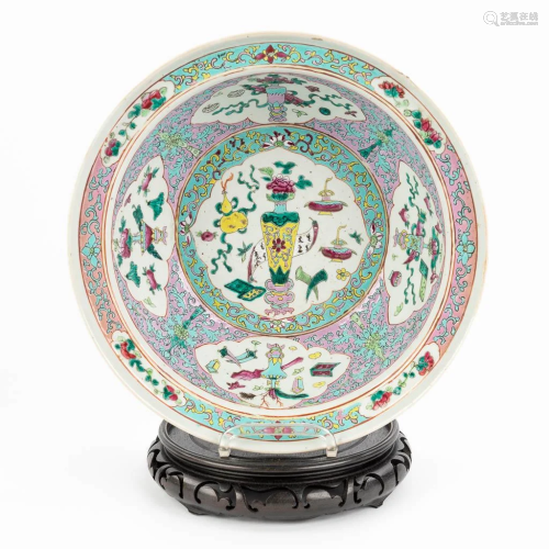 A Chinese Famille rose bowl, made of porcelain and decorated...