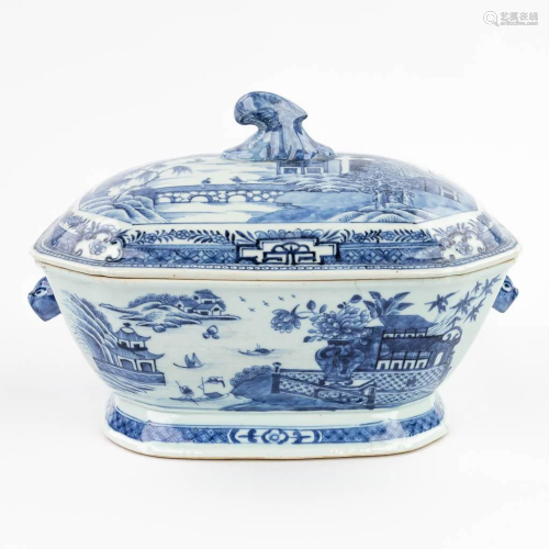 A Chinese soup tureen made of blue-white porcelain. (22 x 31...