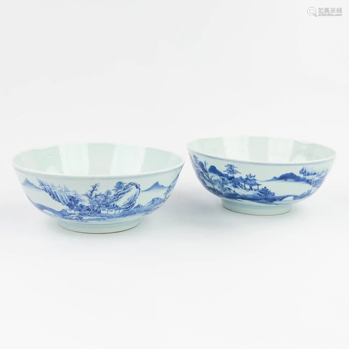 A pair of Chinese bowls made of blue-white porcelain (11 x 2...