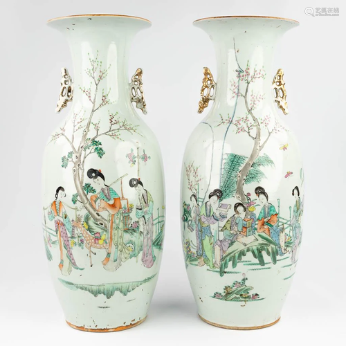 A pair of Chinese vases made of porcelain with a hand-painte...