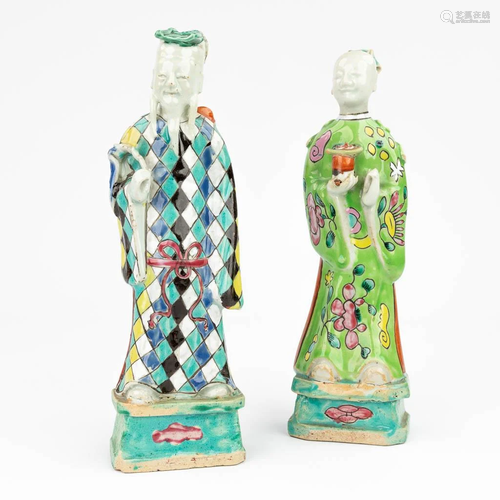 A pair of Chinese wise men made of glazed porcelain (23 cm)