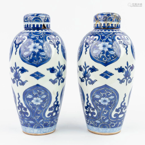 A pair of Chinese vases with lids, with a blue-white flower ...