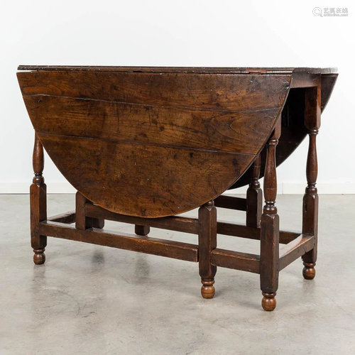 An antique 'Gateleg' table (145 x 114 x 76cm)