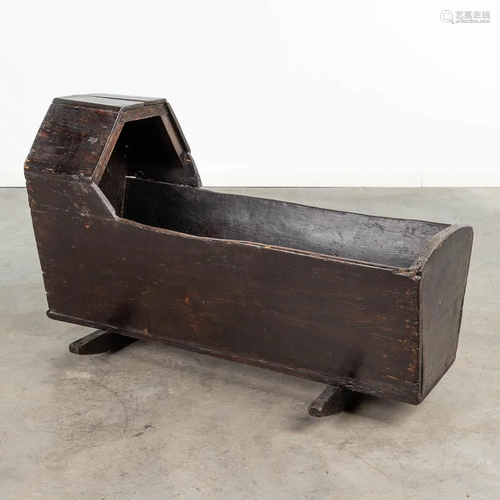 An antique infant bed made of wood (46 x 90 x 56cm)