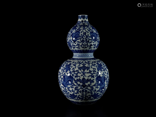 A Fine Blue and White Flower Pattern Double-gourd Vase