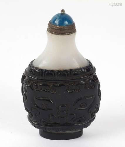 TABATIÈRE / SNUFF BOTTLETabatières en agate teinte. Chine, X...