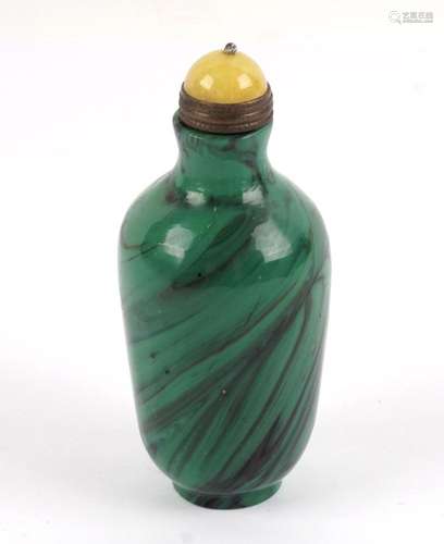 TABATIÈRE / SNUFF BOTTLETabatière en pierre de type agate ru...