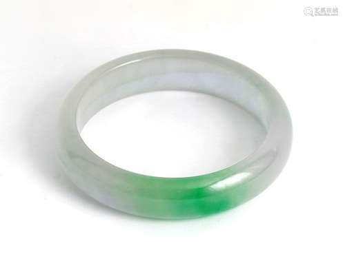 JADEITEBracelet en jadeite pâle. Chine.Poids : 68,6gDiamètre...