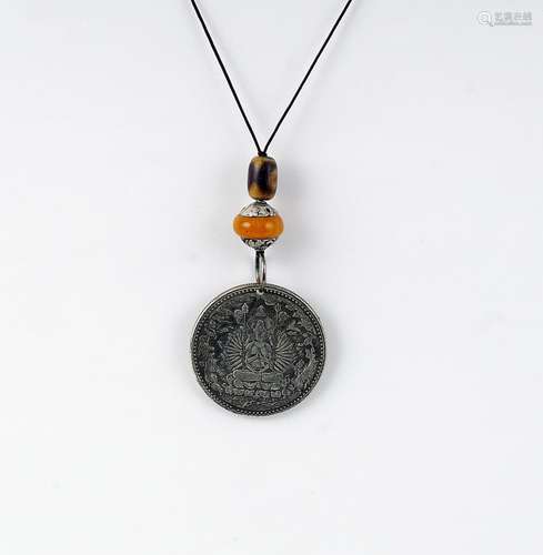 GUANYINPendentif en métal argenté mettant en scène Guanyin (...