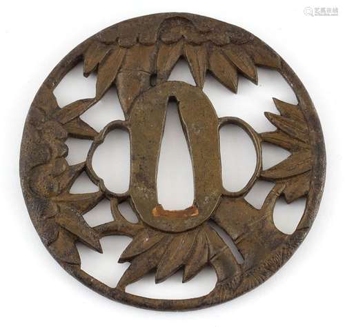 JAPON / JAPAN Tsuba Marugata, à décor ajouré de bambou. Japo...