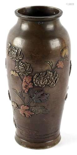 JAPON / JAPANVase en bronze présentant des fleurs et oiseaux...