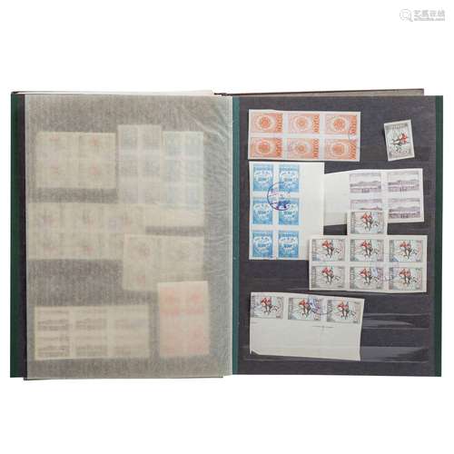 Principalement des timbres oblitérés, souvenir de feuilles d...