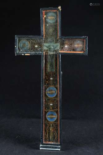 Prenant la forme d’une croix et contenant cinq reliques, un ...