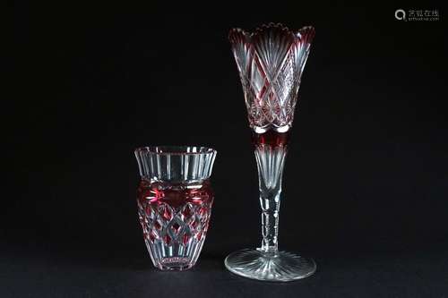 Grand vase cornet. Cristal taillé doublé rouge (hauteur : 35...