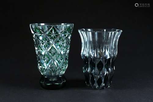 vase “Jonquille“ en cristal incolore, doublé vert (hauteur :...