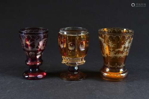 Verre de Bohème, ambré et de couleur rouge, à décor gravé d’...