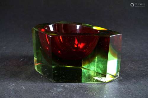 Coupe géométrique en verre “Sommerso“ de couleur rouge et or...