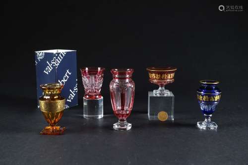 Quatre vases miniature en cristal taillé doublé de couleur. ...