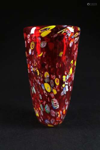 Vase cornet en verre rouge à inclusions de bonbons multicolo...