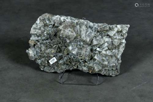 A inclusion de pyrite. Dimensions : environ 40 x 20 x 15 cm....