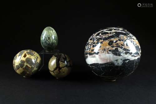 Grande sphère en marbre veiné, poli (diamètre 24 cm), oeuf e...