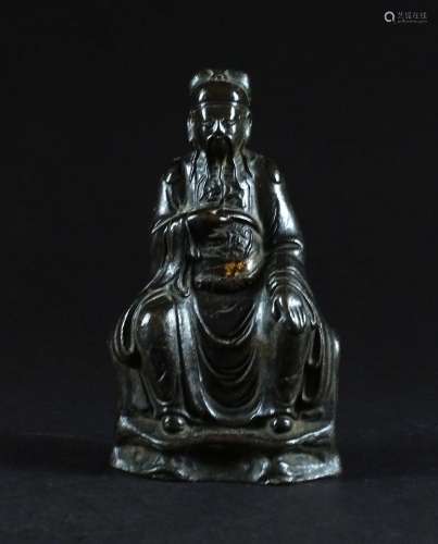 Mandarin ou Dignitaire, assis. Statuette en bronze avec trac...