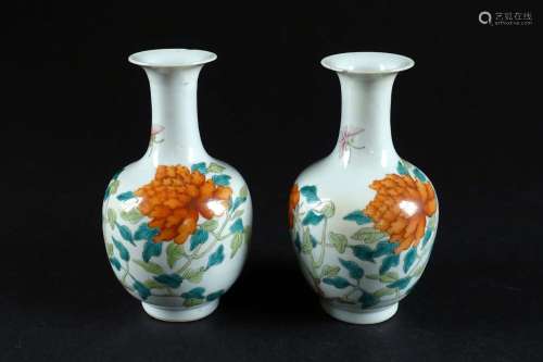 De la période Qing, du XIXe siècle. Paire de vases bouteille...