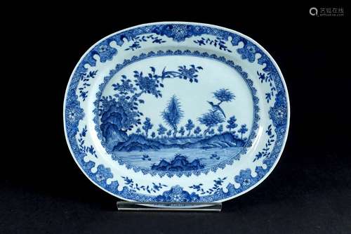 Plat ovale en porcelaine d’exportation, à émaux blanc/bleu, ...