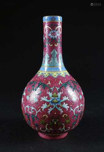 A la marque sigillaire honorifique de Qianlong. Vase bouteil...