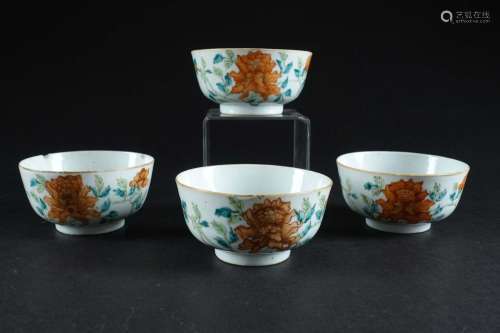 Suite de quatre bols en porcelaine à décor floral multicolor...