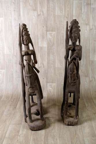 Bois sculpté. Mali. Hauteur : 1 m 40 cm. Condition. Erosion,...