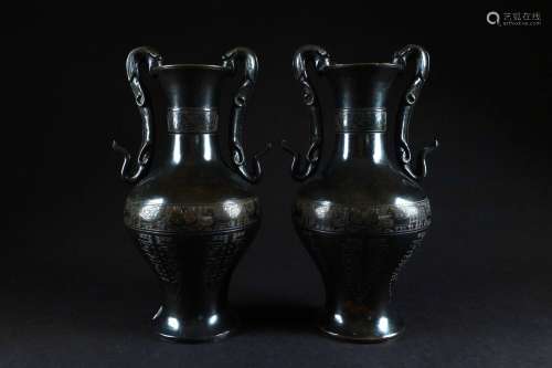Paire de vases de style archaïque. Aux anses prenant la form...