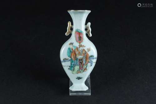Vase d’applique en porcelaine de la Famille Rose, au décor d...