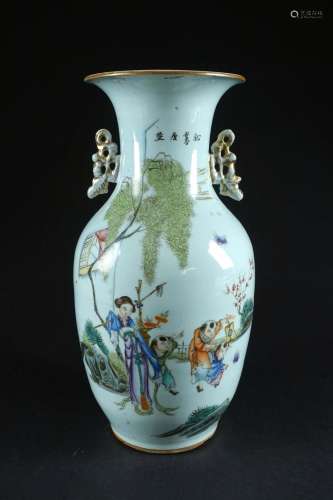 Vase balustre. Porcelaine polychrome à décor figurant une fe...