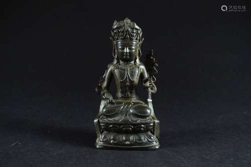 Guanyin assise en padmasana. Accostée d’une fleur de lotus, ...