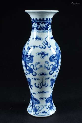 Vase Meiping, en porcelaine à émaux blanc/bleu, animé de tro...