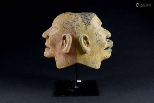 Masque heaume Janus. Bois sculpté à rehauts de pigments de c...