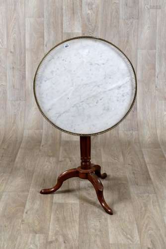 A tablette circulaire et pivotante, en marbre blanc. Galerie...