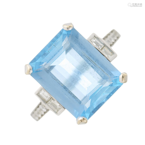 An 18ct gold aquamarine single-stone rin