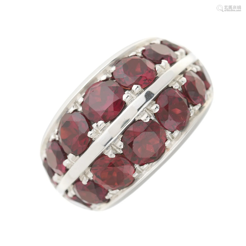 An 18ct gold graduated garnet two-row dr