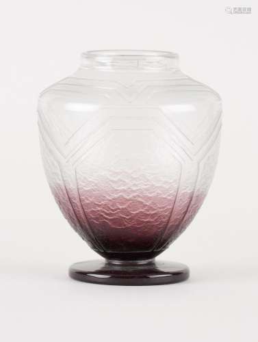 Verrerie: Vase sur piédouche en verre clair partiellement fu...
