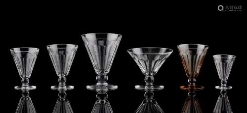 Verrerie: Service de verres en cristal clair taillé, modèle ...
